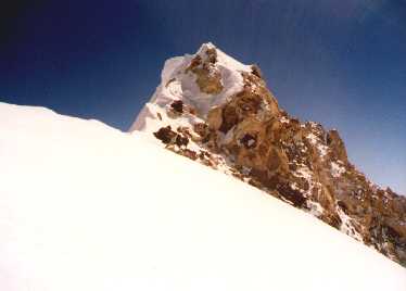 Small rocks on the ridge, just before the summit