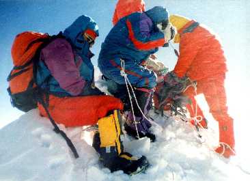 Cold and wind on Makalu, 8463